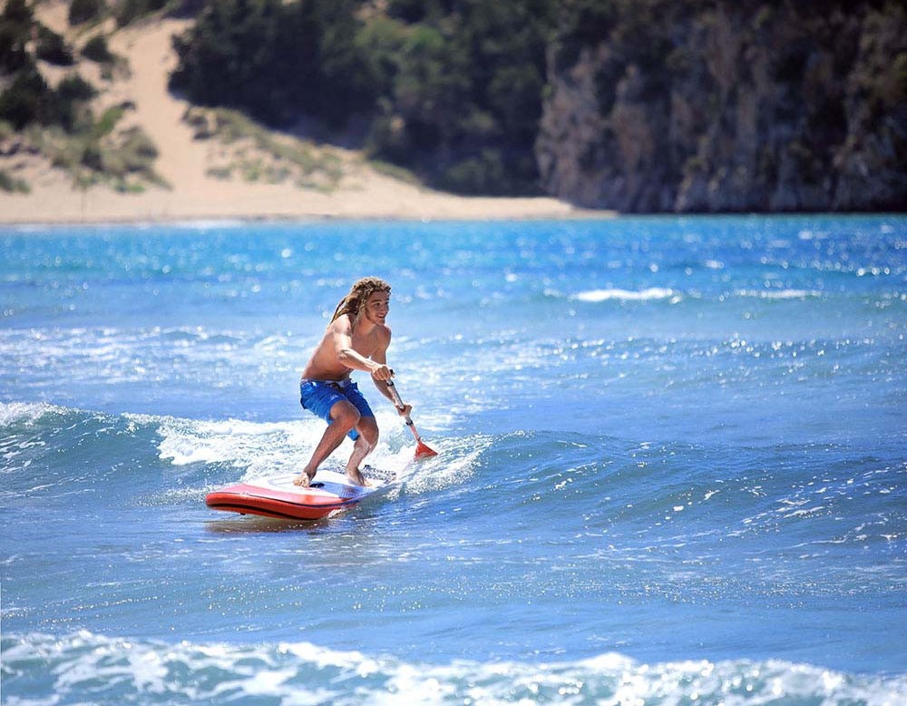 obrazek na vode pan s padlem vlnovy paddleboardu aqua marina wave paddleboardy karlin